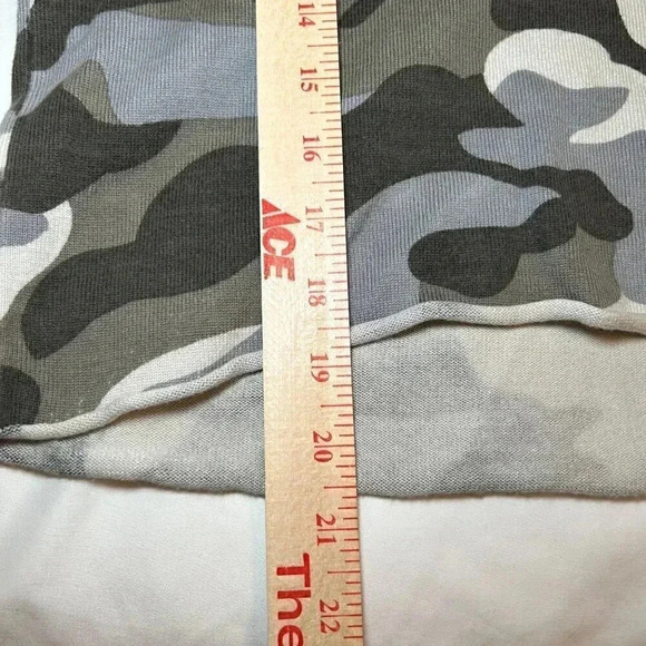 Chaser Size Medium Camouflage Gray White Hoodie Sweatshirt - Picture 8 of 9